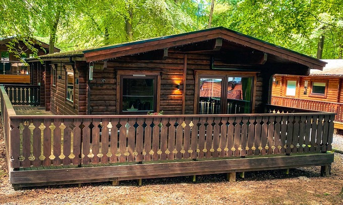 Kenwick Cottage | LEAFY HOLLOW LODGE, pet friendly, country holiday cottage in Louth