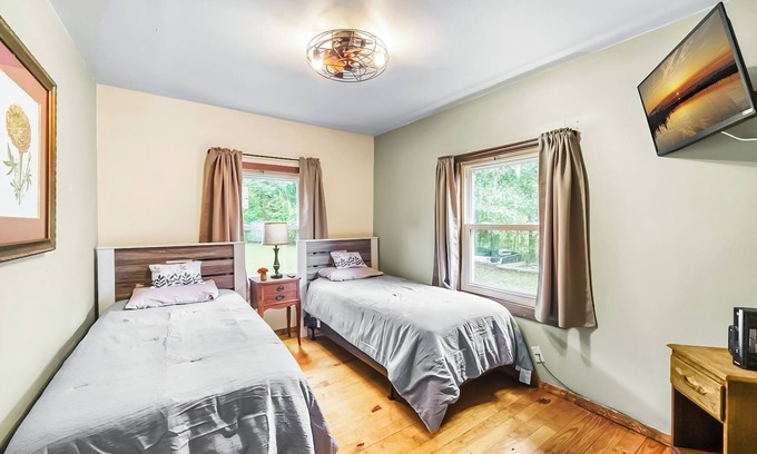 Northside House | ~Leafy Lodge Sleeps 8 Country Hideaway~