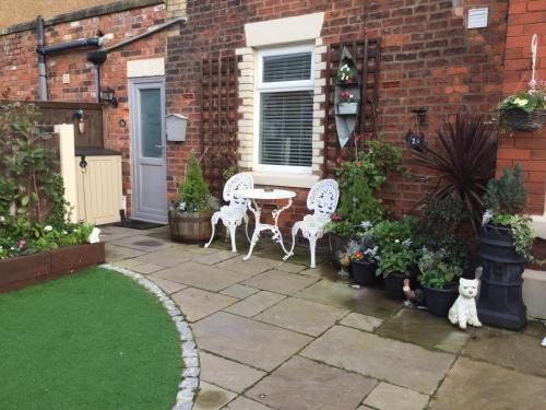 Lytham St. Anne's Apartment | Leafy Lytham central Lovely ground floor 1 bedroom apartment with private garden In Lytham dog friendly