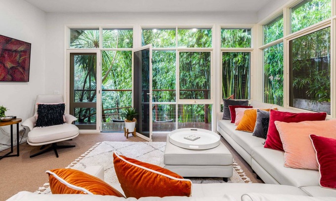 Cremorne House | Leafy Retreat with Deck & City Convenience