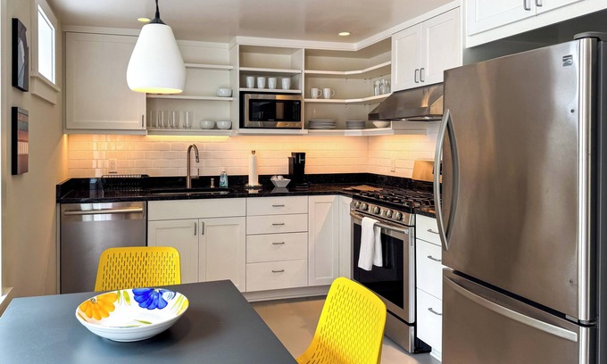 Maple Leaf Apartment | Leafy Urban Escape - Cozy 1 bedroom