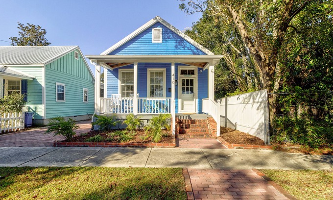 Wilmington Historic District House | Leaning Lorelei: Light & Airy Downtown Cottage