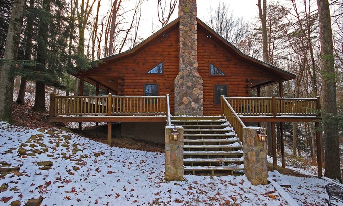 Logan Cabin | Leaning Tree - Cozy Log Cabin in the Hocking Hills