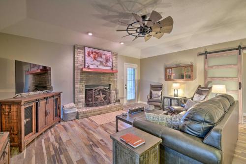 Granbury House | Leaping Toad Ranch about 9 Mi to Lake Granbury!