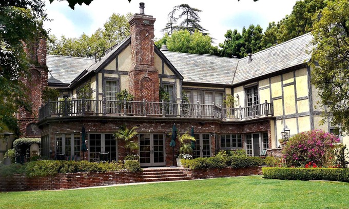 The Flats House | LEASE THIS AMAZING HISTORIC WARNER BROTHER'S MANSION - 1.6 ACRES- POOL & TENNIS