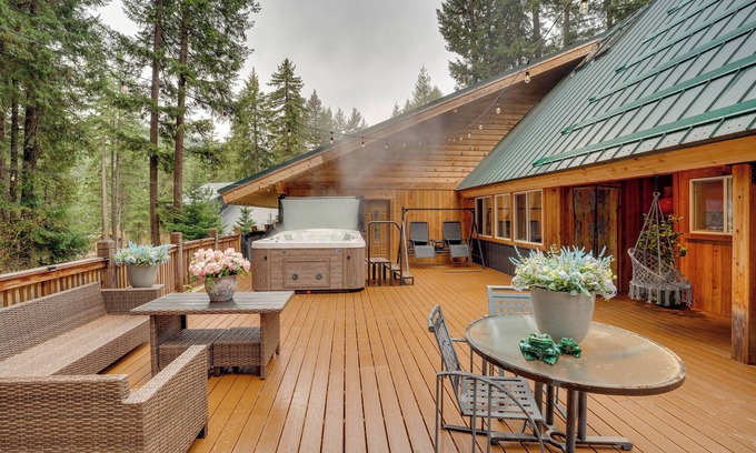 Leavenworth Cabin | Leavenworth Cabin w/Deck, Hot Tub & Game Room!