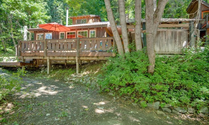 Leavenworth House | Leavenworth Cabin with Private Hot Tub!
