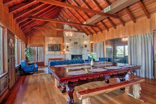 Burkesville House | Ledge Lodge Burkesville Getaway Pool and Views!