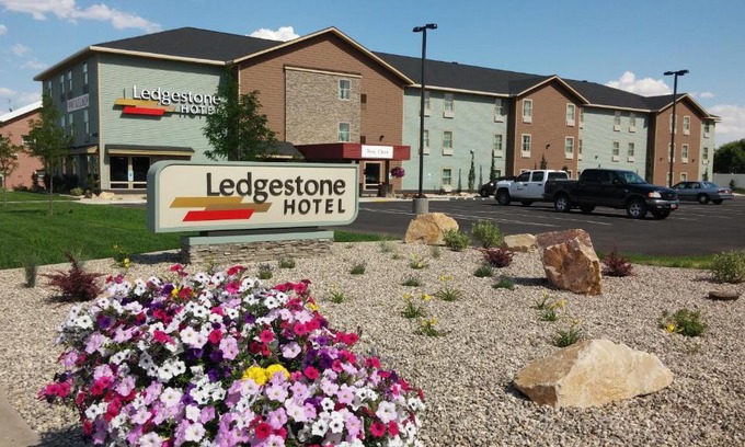 Vernal Hotel | Ledgestone Suites Hotel Vernal