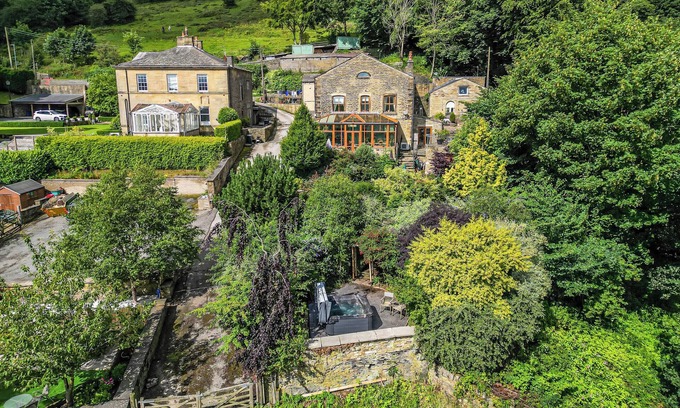 Halifax House | LEE HOUSE FARM, pet friendly, with hot tub in Shibden