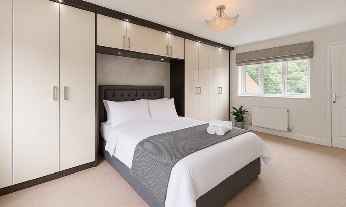 Middleton Apartment | Leeds 4 Bed Home With Parking