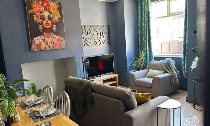 Leeds House | Leeds City | 3BR + Parking. Comfortable home for contractors and longer stays