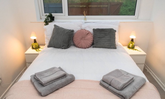 Seacroft House | Leeds Lodge - 3 Bedroom House in Leeds