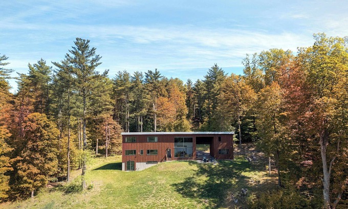 Leeds House | Leeds Longhouse: Scenic Views near Hudson + Hunter