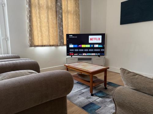Leeds House | Leeds Serviced Accommodation - Apartments - 3 Bed House-Close To Centre -M621 & M1 - Contractors - Business Travellers - Families