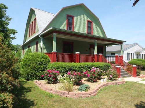 Frankfort House | Leelanau Cottage - Gorgeous & Great Location!