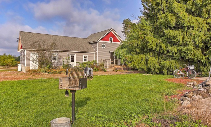 Suttons Bay Cottage | Leelanau Country Cottage ~ 4 Mi to Suttons Bay!