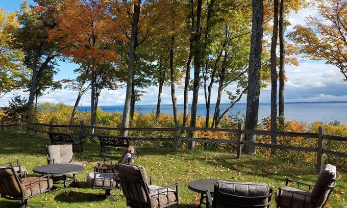 Suttons Bay Hotel | Leelanau Sands Casino & Lodge