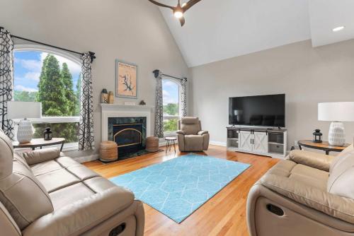 Southmont House | Leeloo's on the Lake - Sleeps 12