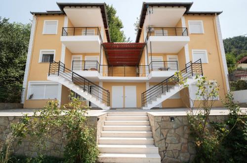 Servia House | Lefti's