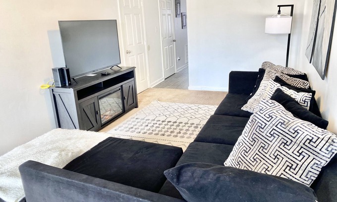 Clarksville House | Legacy Pad! Spacious 2 bed townhome with modern vibes