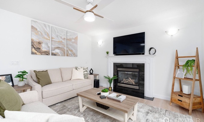 Southwest Edmonton House | Leger- 6-bedroom house - Sleeps 12 - Garage Parking