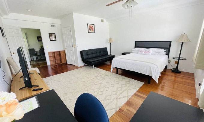 Auburndale Apartment | Legoland/Disney Private 2 Bedroom Kitchen and Bath Studio with Lake view