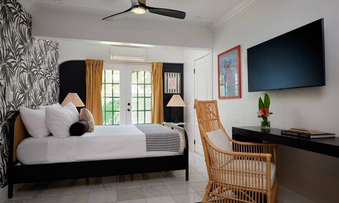 Wailuku Bed & Breakfast | Lehua Suite - Hawaiian elegance | Patio garden