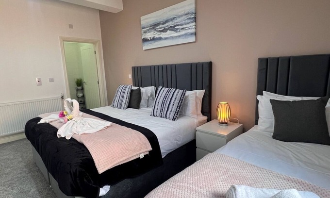 Leicester House | Leicester LE3 Stay Free Parking Quiet Area