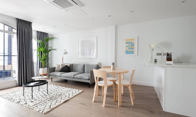 Chinatown Apartment | Leicester Square Oasis - Netflix & AC