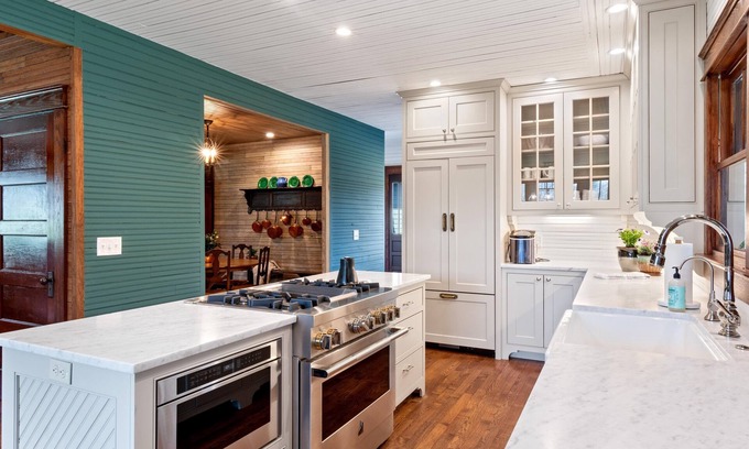 Franklin Cottage | Leiper’s Retreat – Secluded 3 BDR Craftsman Home in Franklin Arts District!