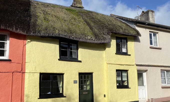 Hatherleigh Cottage | Lemon Cottage Grade 2 Thatched in Devon Village