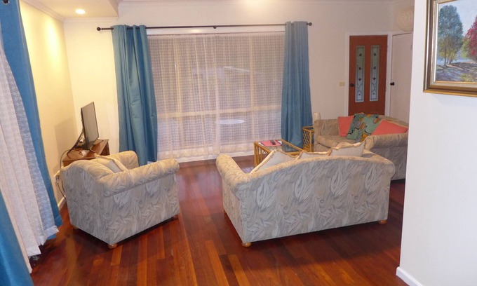 Mount George Cottage | Lenoroc - Rural Ambience with Netflix. nStay on working farm 14 minute from town