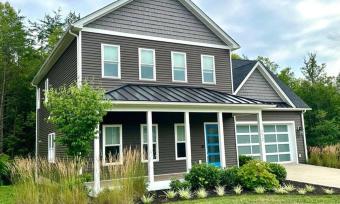 Naruna House | Leo's Lair: new 3 BR/3 bath home in desirable Trent's Landing community
