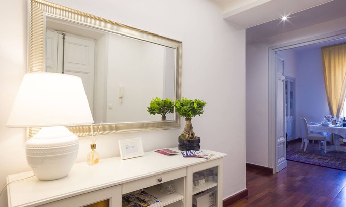 Navona House | Leonardo Suite Navona elegant with view between campo dei fiori and piazza navona