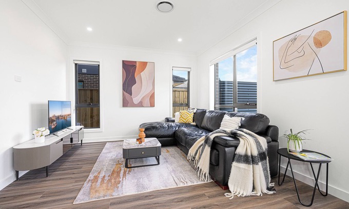 Leppington House | Leppington 5Br house near Woolworths/Tran station