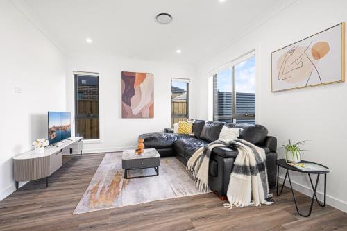 Leppington Villa | Leppington 5Br house near Woolworths Tran station