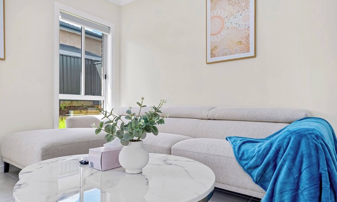 Leppington House | Leppington Two-Level 4Br near Village & Woolworthsn