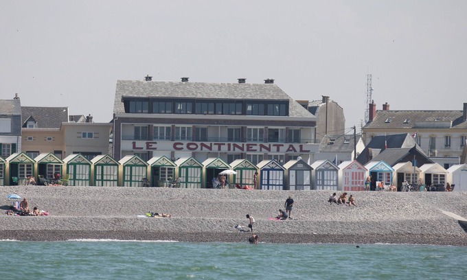 Cayeux-sur-Mer Apartment | Les Asters apartment facing the sea with balcony terrace.
