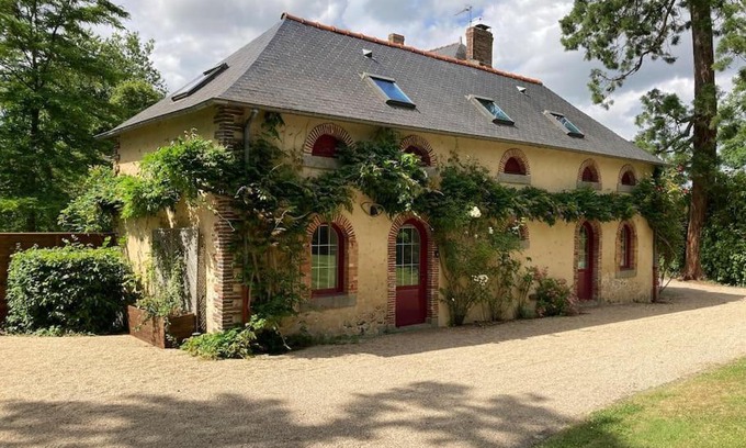 Saint-Ouen-des-Toits House | Les Bosquets