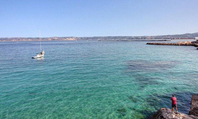 Endoume House | Les Cabanons feet in the water
