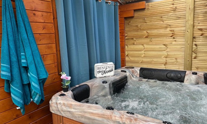 Saint-Denis Cabin | Les Chalets de Marie - Jacuzzi SPA privatif sans vis à vis , vue mer