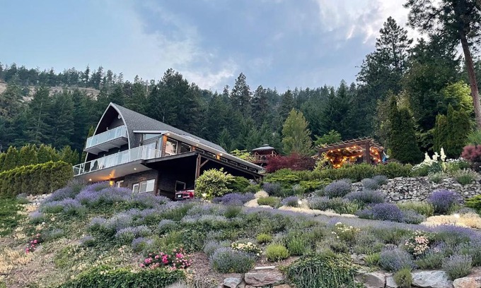 West Kelowna Estates Bed & Breakfast | Les Chambres Roses
