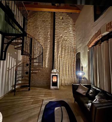 Poincare - Foch - Anatole France - Croix de Bourgogne Bed & Breakfast | Les Ecuries de Rigny, Suite haut de gamme avec jardin, jacuzzi et piscine