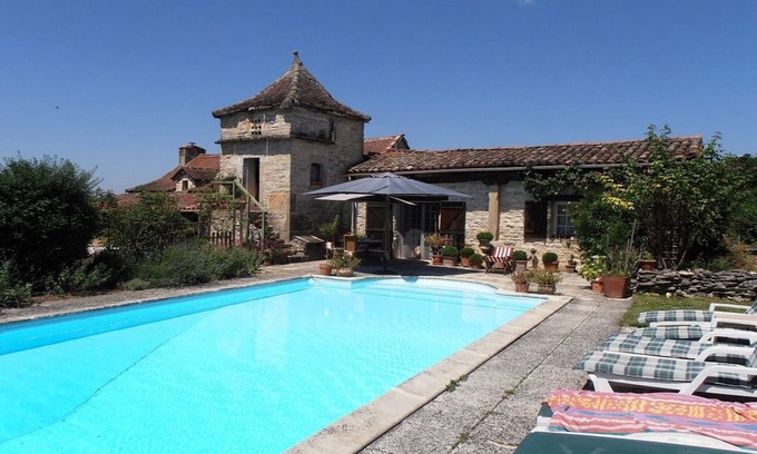 Caylus Cottage | Les gites Perard (West Gite) sleeps 4. Use of Swimming Pool & Pet friendly