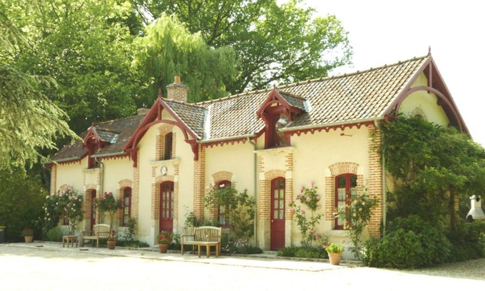 Crouy-sur-Cosson House | Les Glycines, self-catering cottage on a 15-hectare wooded estate