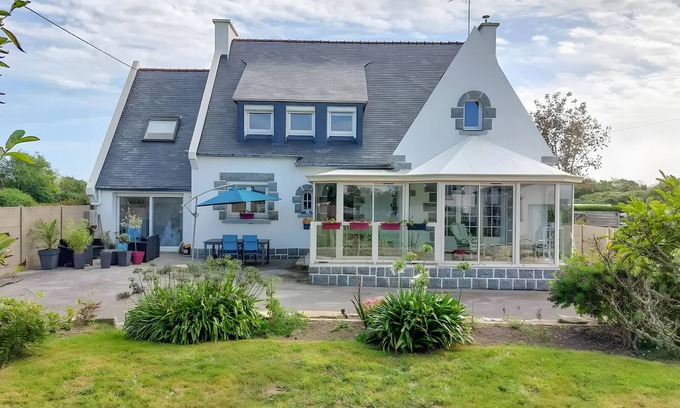 Plogoff House | Les hortensias between land and sea - room