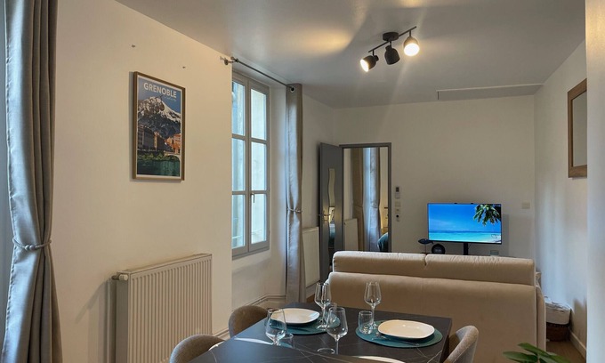 Secteur 2 Apartment | Les Mûriers*