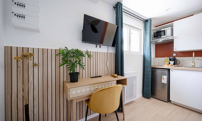 Chatellerault Apartment | Les Maisons Acajou/Superb, fully-equipped studio apartment