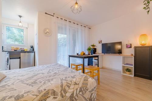 Toulouse West Apartment | Les Muses - avec entrée autonome, clim neuve, jardin, parking privé & sa piscine ! -